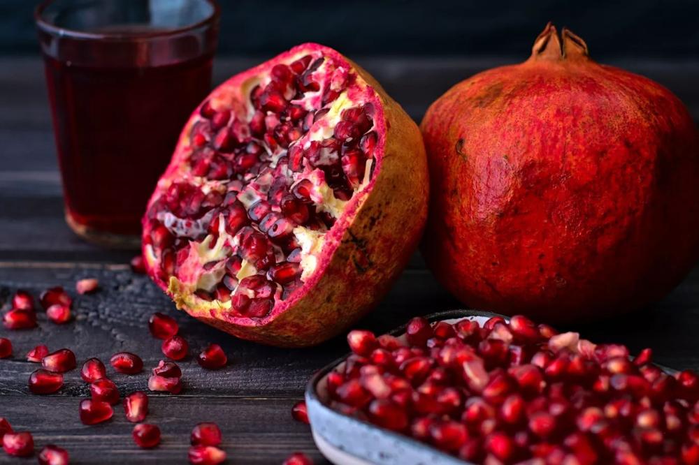 فوائد الرمان الصحية: فاكهة غنية بالطاقة بسعر اقتصادي