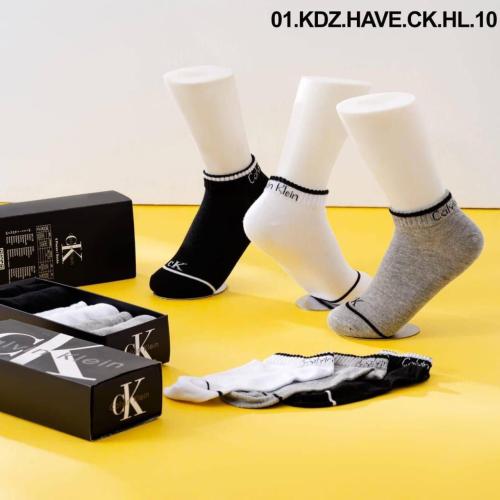 جوارب كالفن كلاين قصيرة بتصميم شعار CK