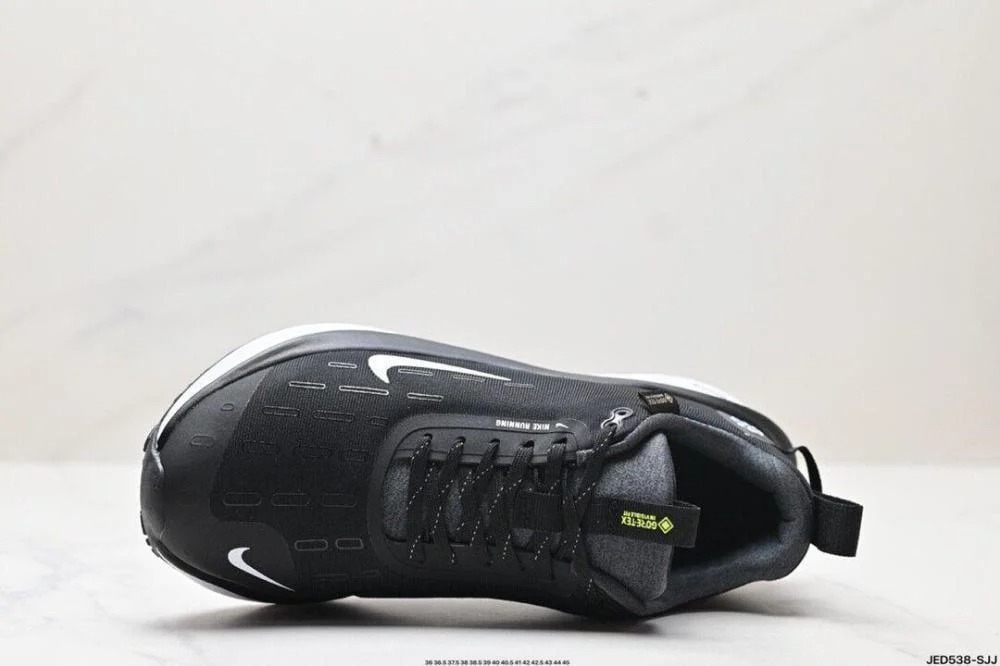 نايكي رانينج أسود بتقنية Gore-Tex