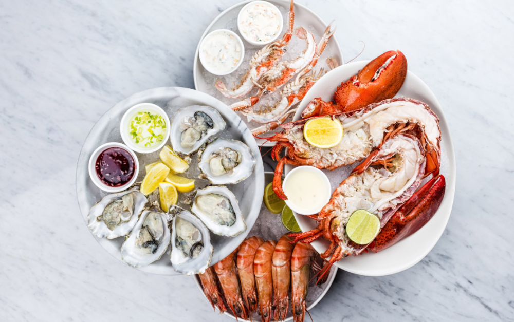 اختيار قشريات طازجة من متجر السماك