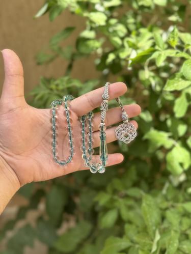 سبحة بكلات بلون (شفاف بخيط اخضر) بطربزونة نحاس