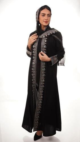 عباية عملية بلون أسود وأكمام واسعة وتطريز عريض على...