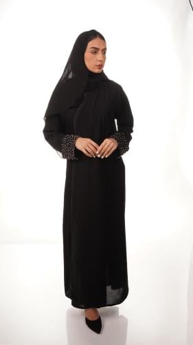 عباية بلون أسود وفصوص على الأكمام (4)