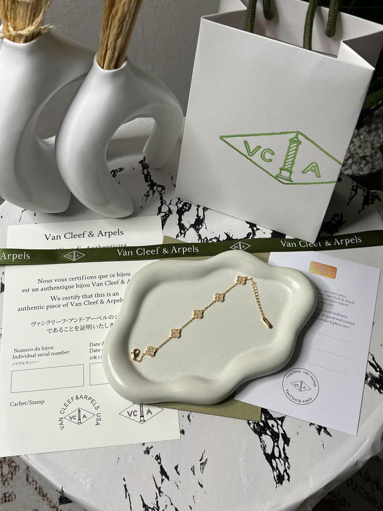 إسوارة Van cleef اذهبي كرستالات