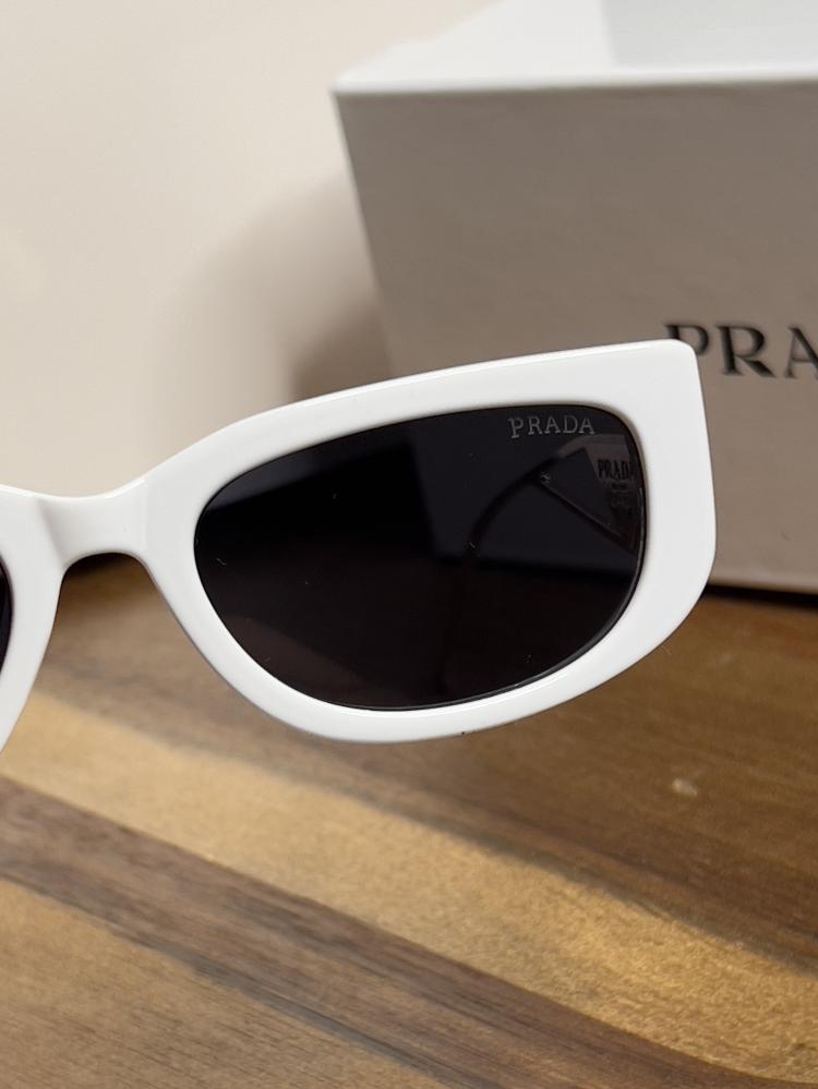 نظارة PRADA المشهورة إطار أبيض