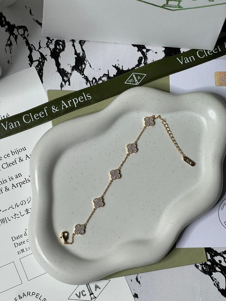 إسوارة Van cleef اذهبي كرستالات