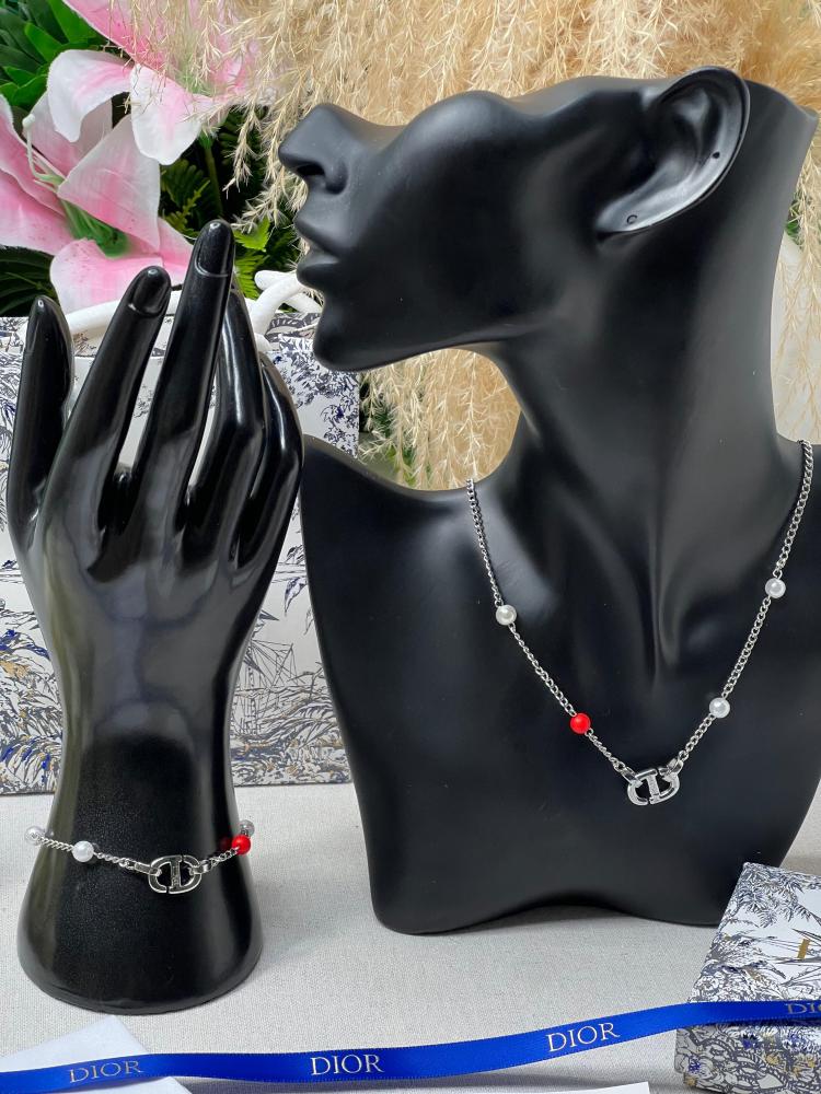 طقم Dior فضي
