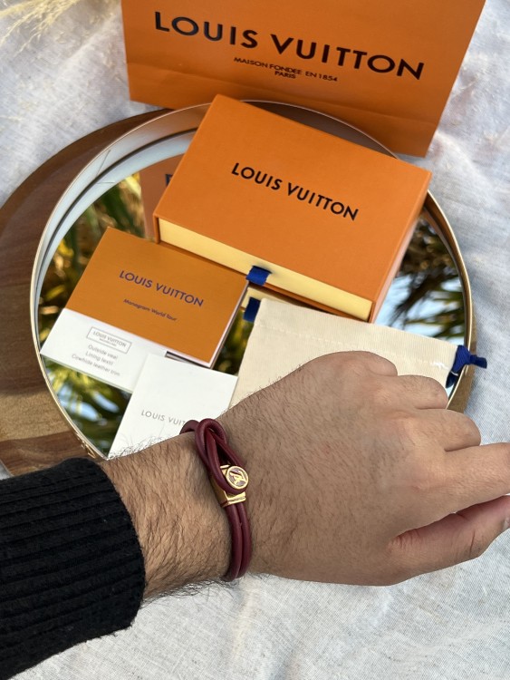 إسوارة LOUIS VUITTON جلد ومعدن ذهبي