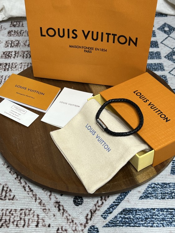 إسوارة LOUIS VUITTON جلد ومعدن ذهبي