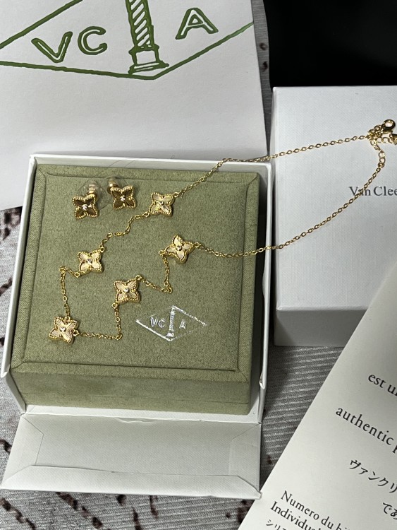 سلسال Van cleef اذهبي مع حلق