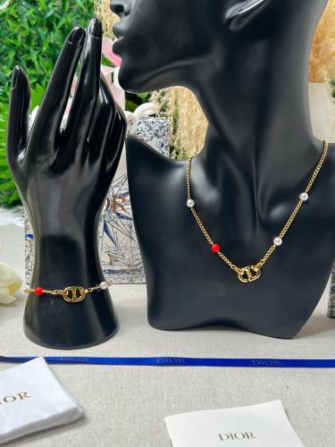 طقم Dior ذهبي