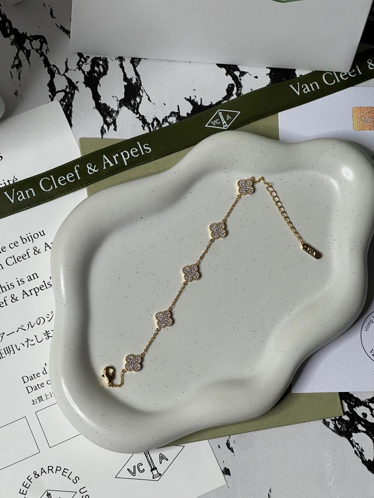 إسوارة Van cleef اذهبي كرستالات
