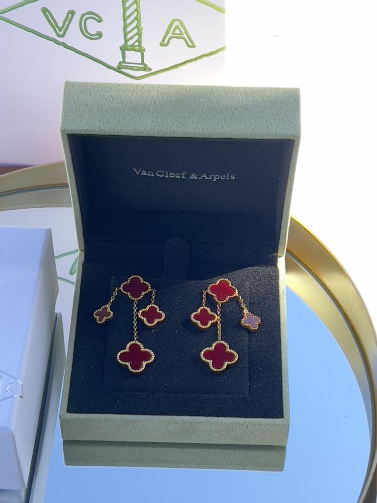 حلق Van cleef الأكثر طلباً