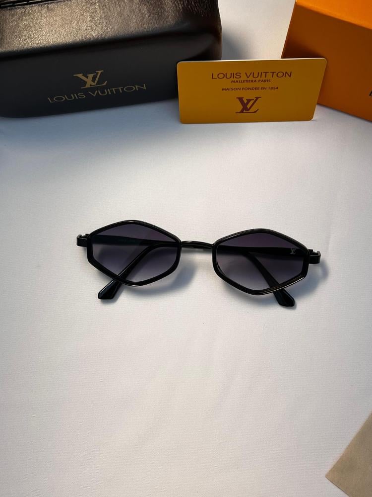 نظارة LOUIS VUITTON- اطار اسود-عدسه اسود