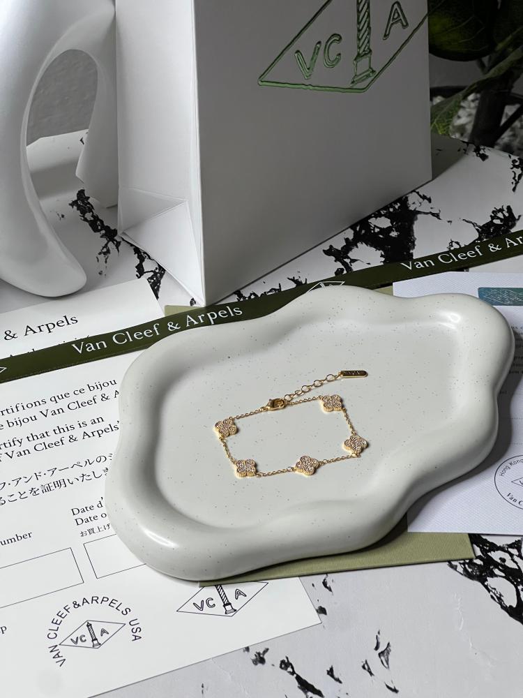إسوارة Van cleef اذهبي كرستالات