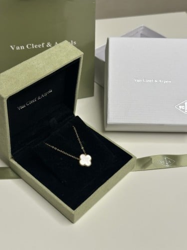 سلسال Van cleef المميز مع حلق