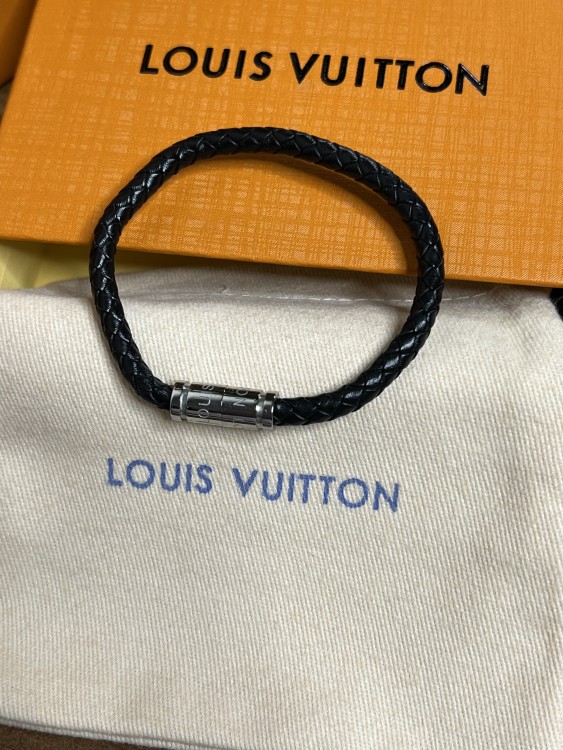 إسوارة LOUIS VUITTON جلد ومعدن ذهبي