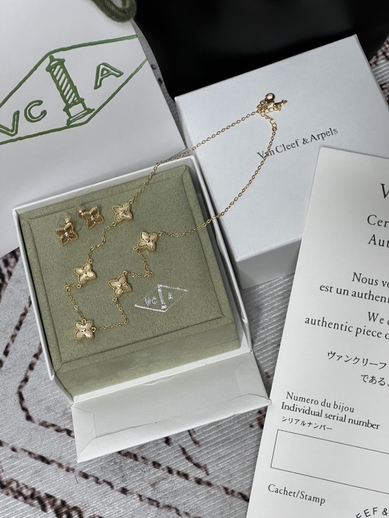 سلسال Van cleef اذهبي مع حلق