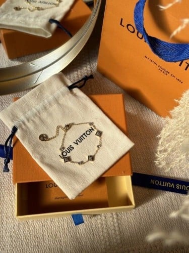 إسوارة LOUIS VUITTON معدن ذهبي صدفي