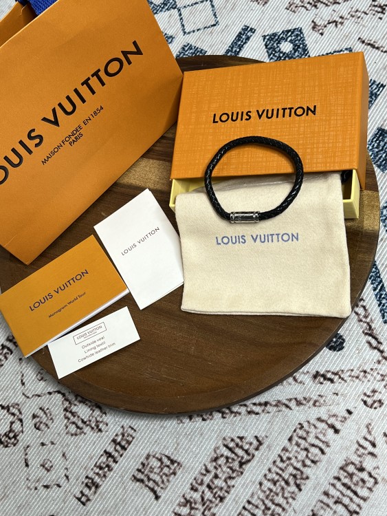 إسوارة LOUIS VUITTON جلد ومعدن ذهبي