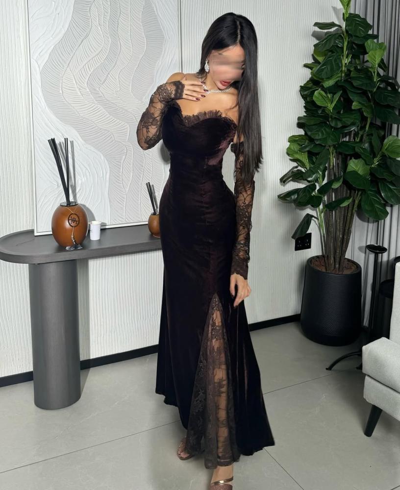 فستان سهره بني داكن مع دانتيل راقي