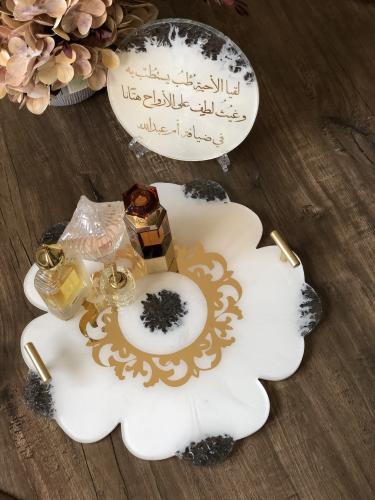 قاعدة عطور شكل ورده