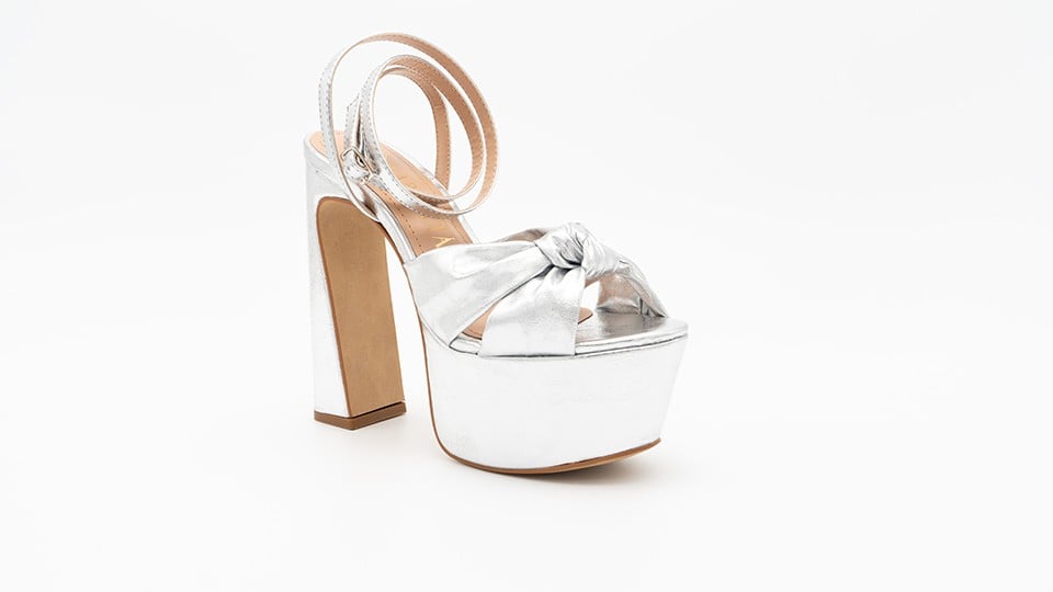 كعب عالي فضي بعقدة من الأمام