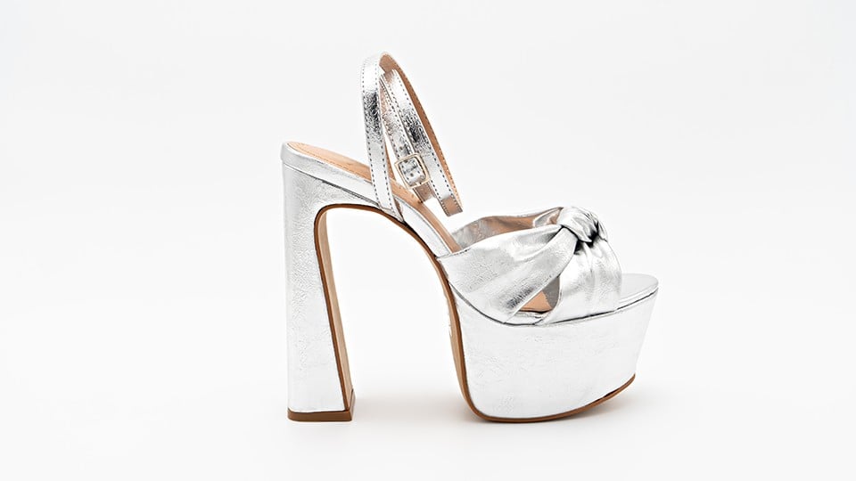 كعب عالي فضي بعقدة من الأمام