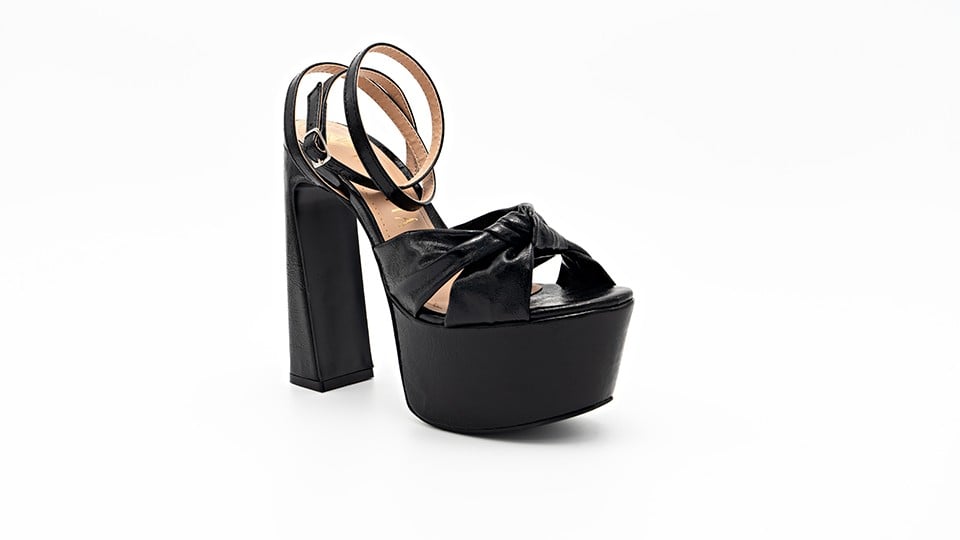 كعب عالي أسود بعقدة من الأمام