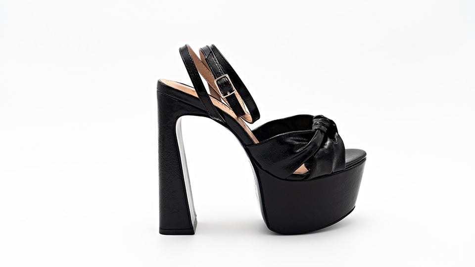 كعب عالي أسود بعقدة من الأمام