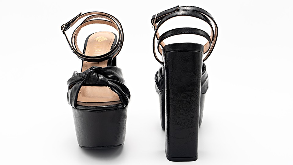 كعب عالي أسود بعقدة من الأمام