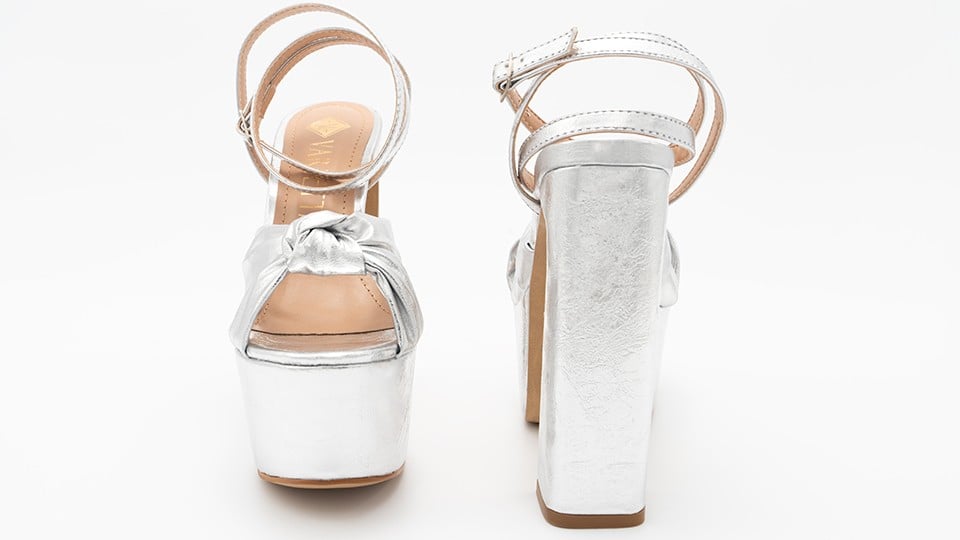 كعب عالي فضي بعقدة من الأمام