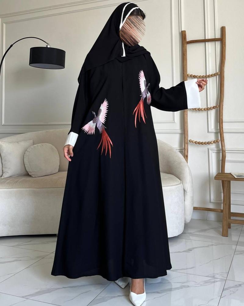 عباية كريب سوداء بتطريز طيور ملونة وأكمام بيضاء