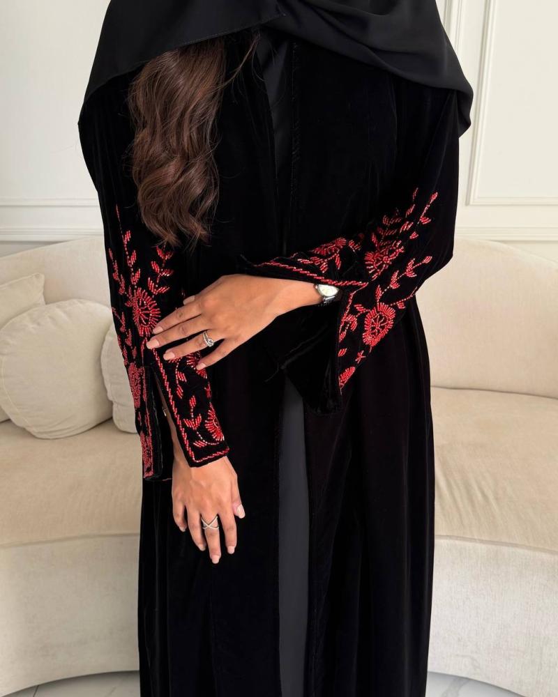 عباية مخمل أسود بشك يدوي خرز أحمر بلقطة كاملة من الأمام