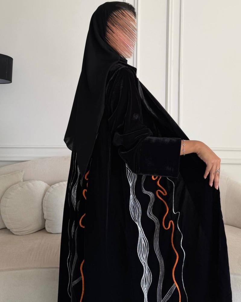 عباية مخمل أسود بتطريز يدوي مموج كاملة من الأمام