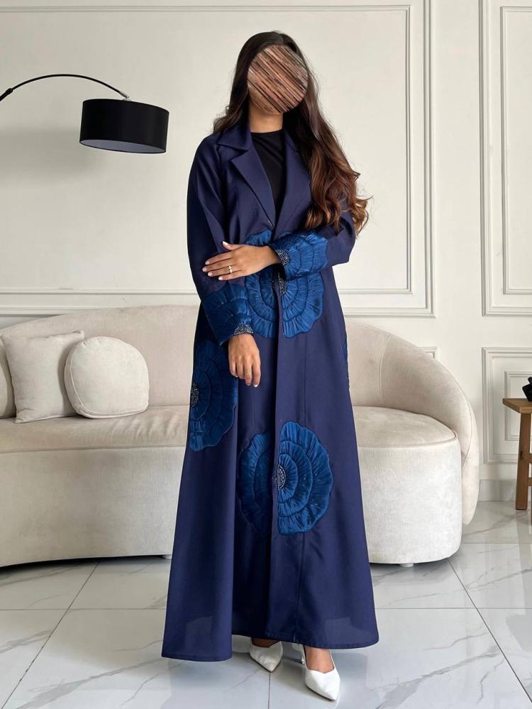 عباية كريب كحلية بتصميم بليزر وتطريز ازرق ملكي