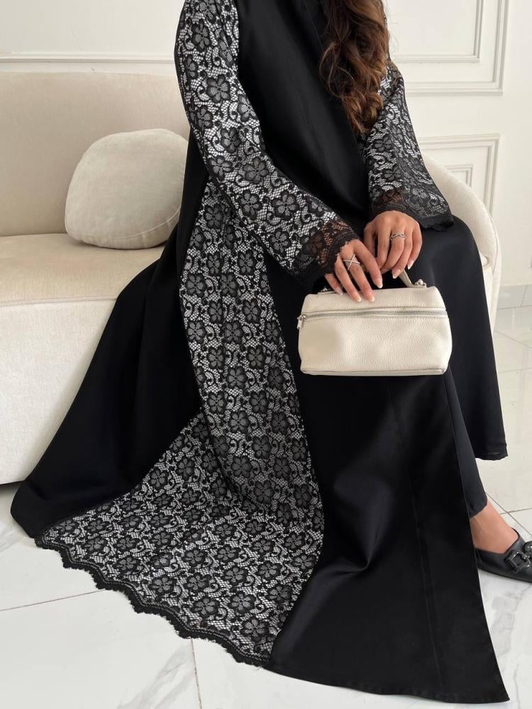 عباية كريب بدانتيل أبيض وأسود