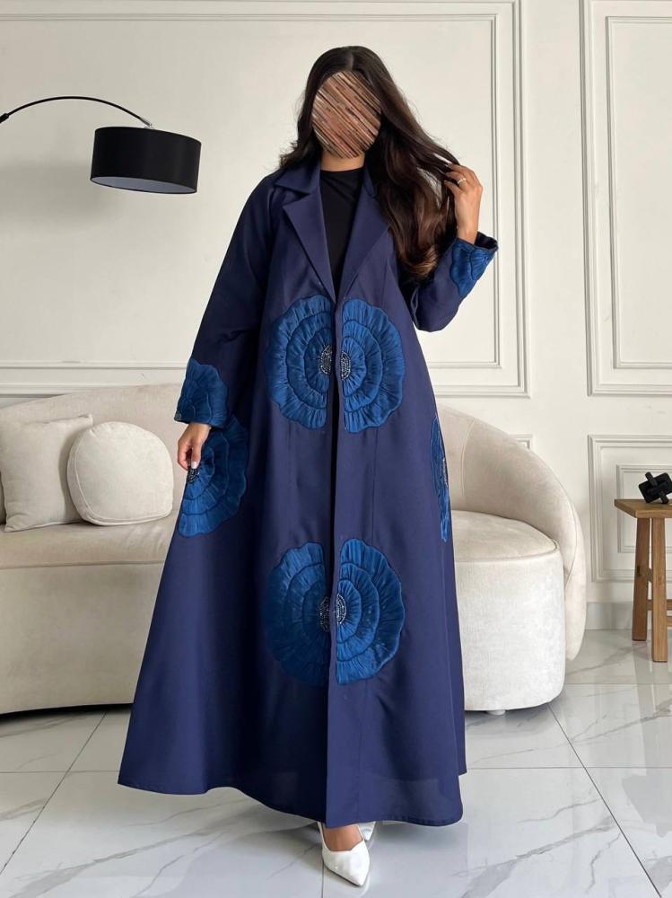 عباية كريب كحلية بتصميم بليزر وتطريز ازرق ملكي