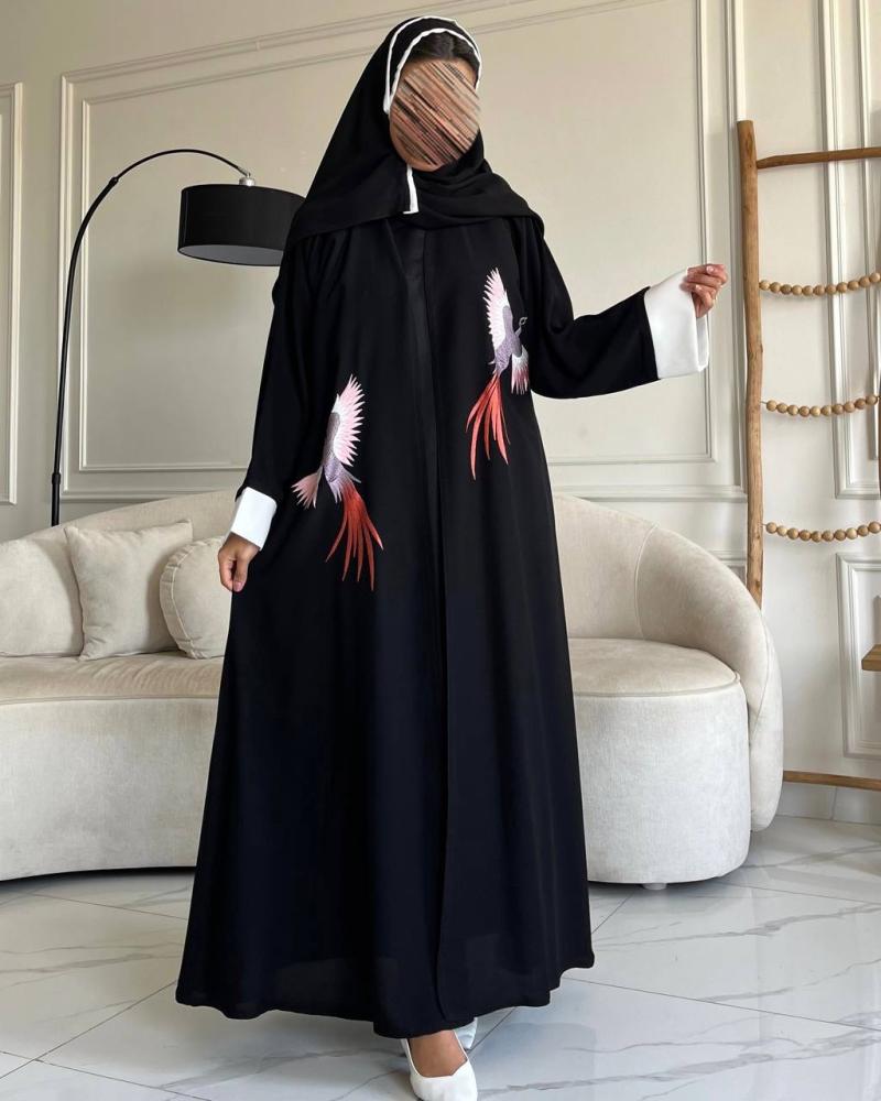 عباية كريب سوداء بتطريز طيور ملونة وأكمام بيضاء