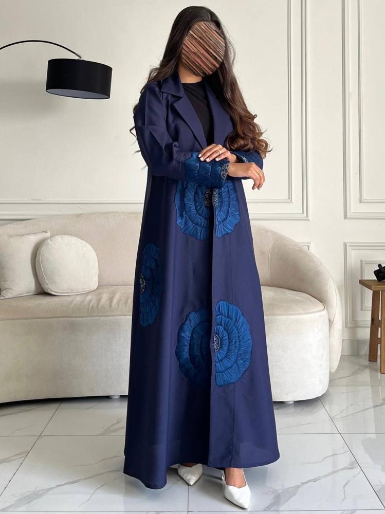 عباية كريب كحلية بتصميم بليزر وتطريز ازرق ملكي