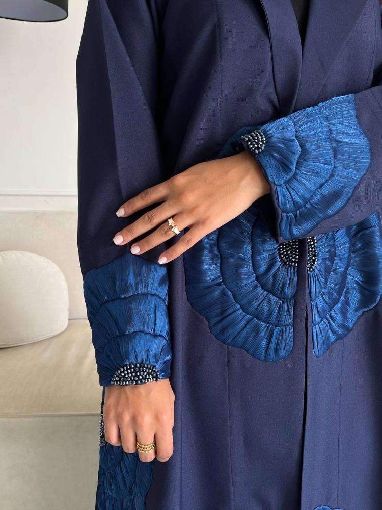 عباية كريب كحلية بتصميم بليزر وتطريز ازرق ملكي