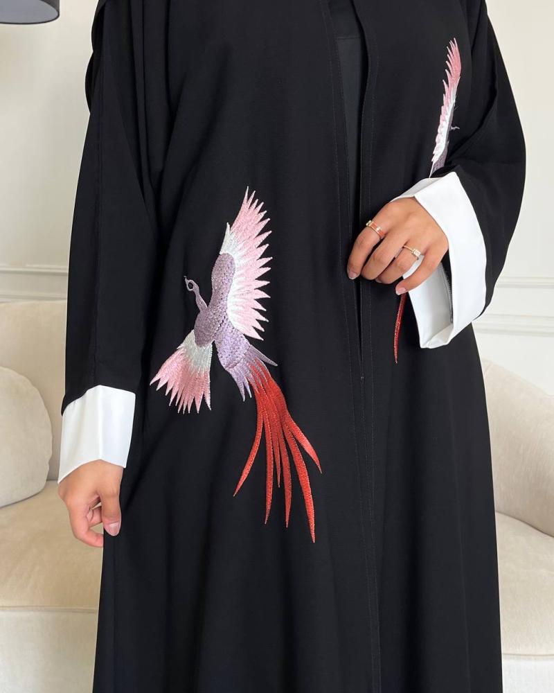 عباية كريب سوداء بتطريز طيور ملونة وأكمام بيضاء