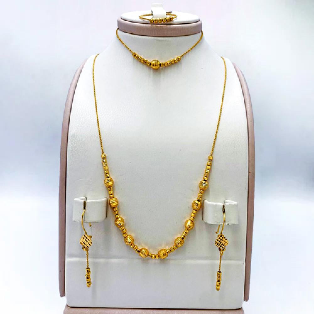 21 karat gold set, weight 10.1 grams