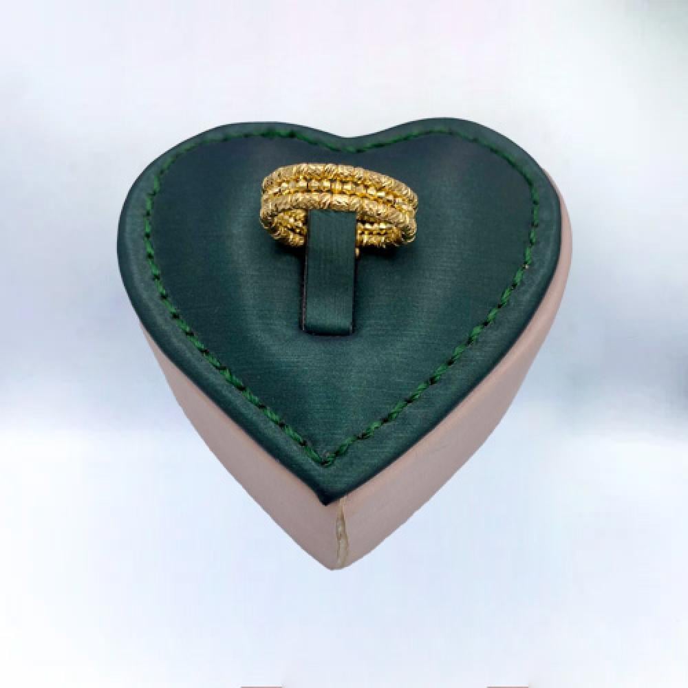 18 karat gold ring, weight g عقد الوفاء للذهب