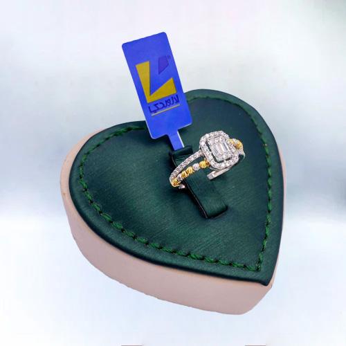 18 karat gold ring, weight g عقد الوفاء للذهب