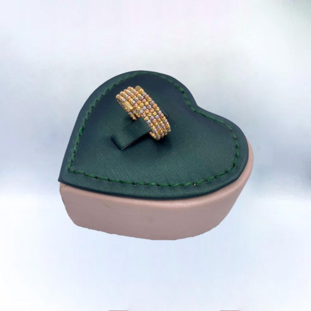 18 karat gold ring, weight 1.9 g