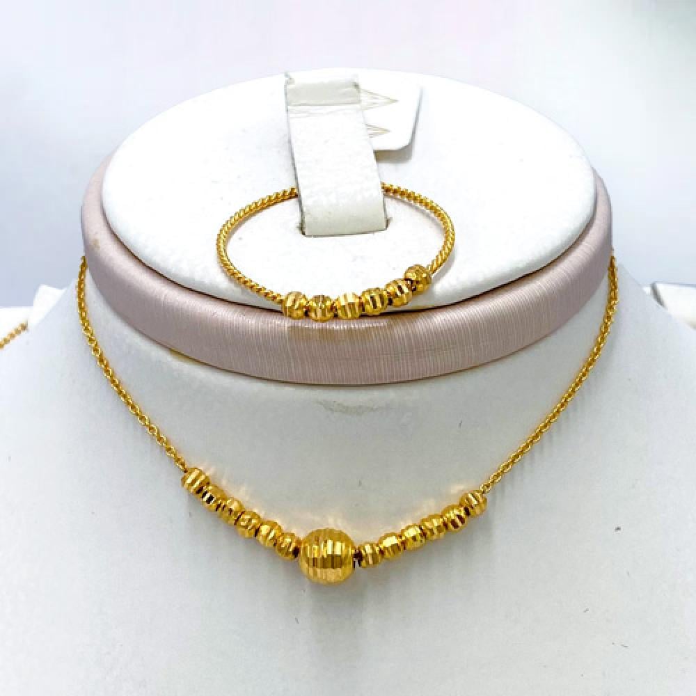 21 karat gold set, weight 10.1 grams