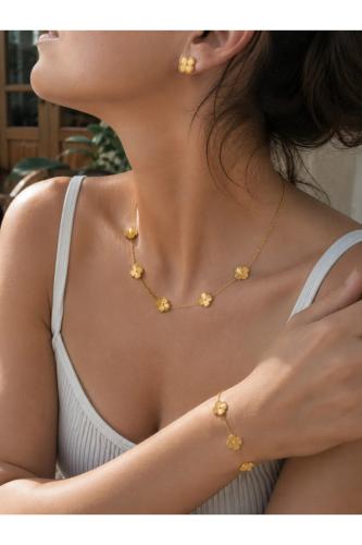 ATALYA ACCESSORY طقم أقراط وسوار نسائي من الفولاذ المقاوم للصدأ طراز كلوفر ذهبي اللون - مجموعة من 3 قطع لا تفقد بريقها - معبأة في علبة