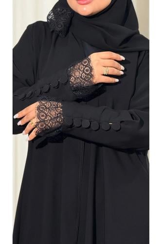 ELEGANT'S عباية انيقة بقماش الكريب مزينة بدانتيل علي الاكمام تصلك مع طرحة بطرف دانتيل