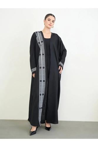 Amirah By Styli عباءة سوداء مطبوعة مفتوحة من الأمام بتصميم A-Line